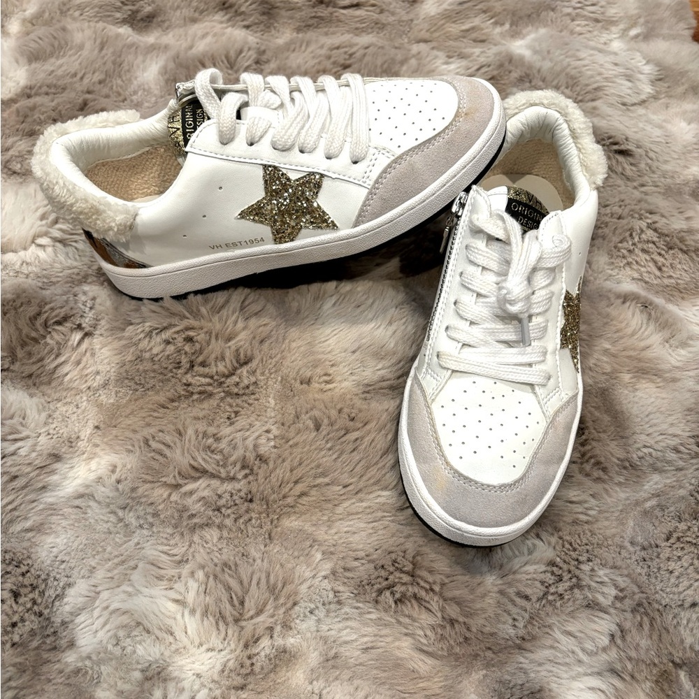 Woman’s vintage Havanas